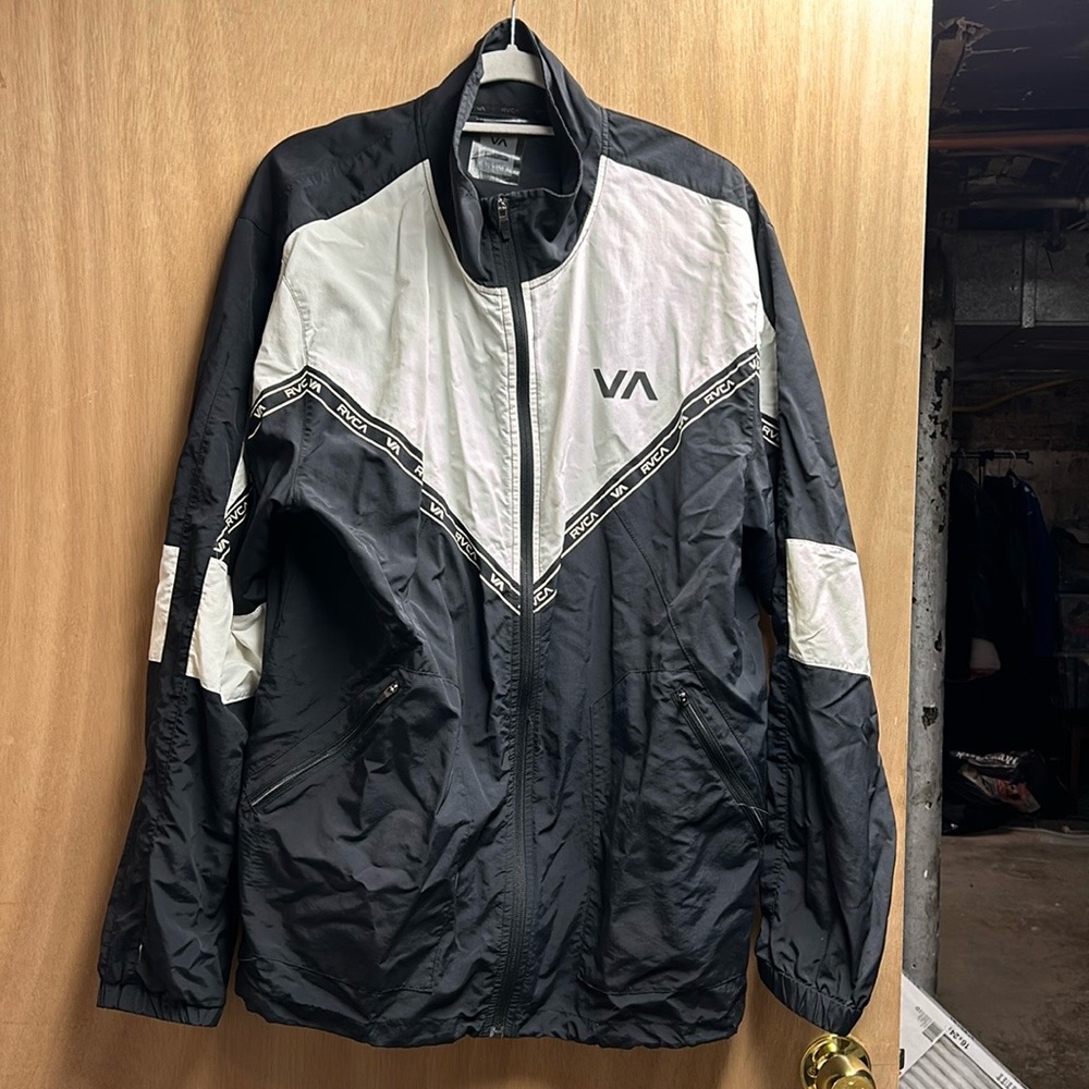 Men’s lightweight full zip long sleeve nylon jacket